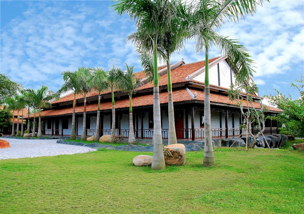 Khuôn viên khách sạn Hoa Sen